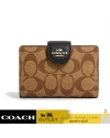 กระเป๋าสตางค์ COACH C0082 MEDIUM CORNER ZIP WALLET IN SIGNATURE CANVAS (IMCBI)