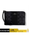 กระเป๋าสตางค์ผู้หญิง COACH CW854 CORNER ZIP WRISTLET IN SIGNATURE CANVAS WITH STRIPE (QBMI5)				